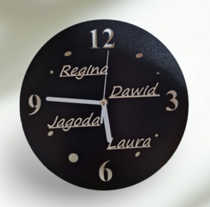 Czarny zegar ścienny personalizowany
