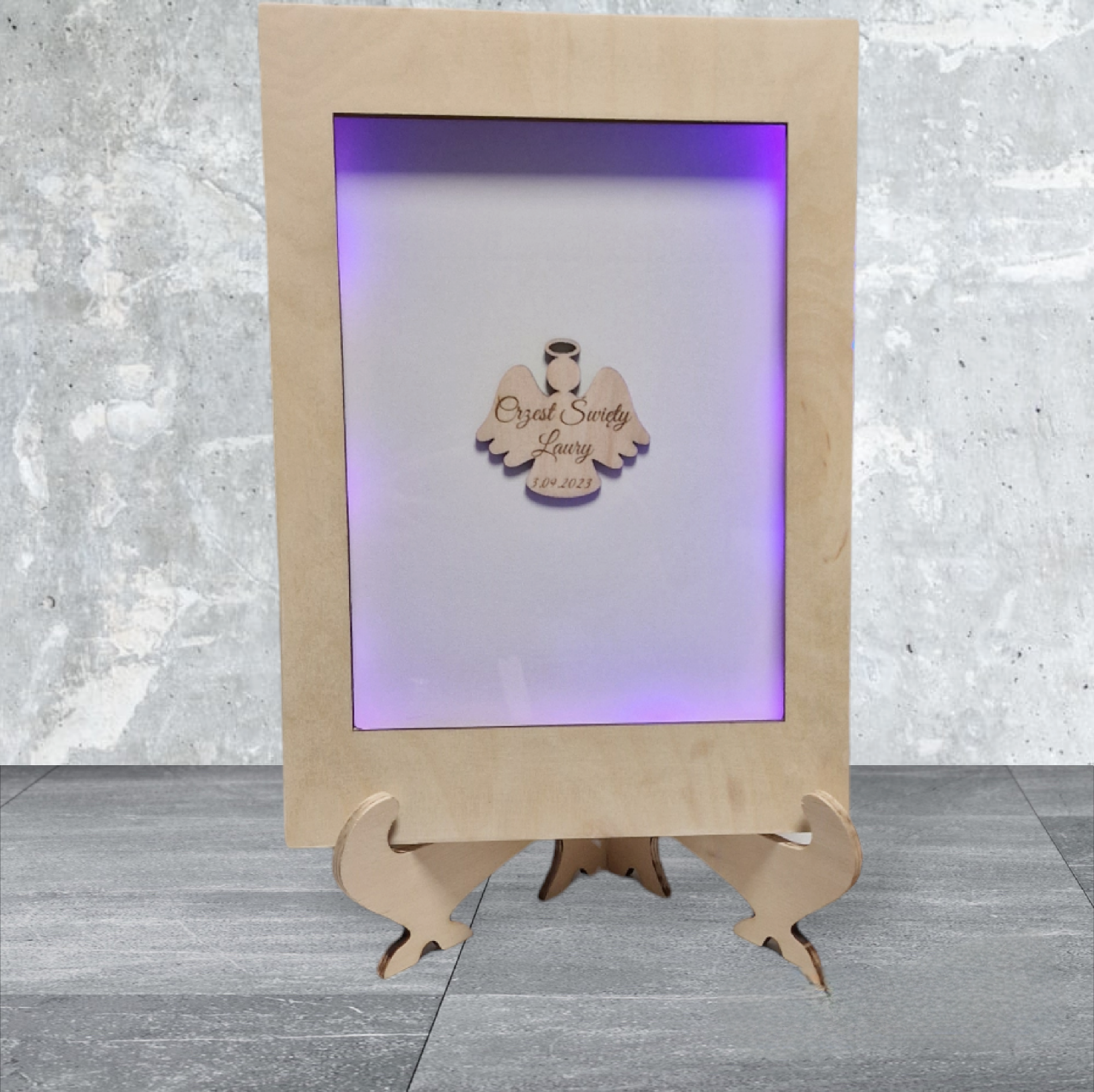 Drewniana Ramka - Księga Gości na Chrzest z Wygrawerowanym Aniołkiem i Podświetleniem LED - obrazek 2