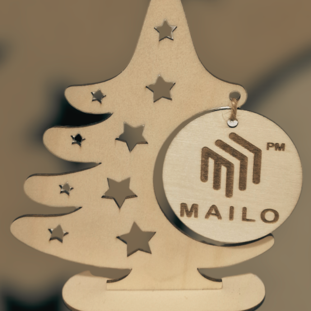 Drewniana choinka z personalizowaną wiszącą bombką - obrazek 3