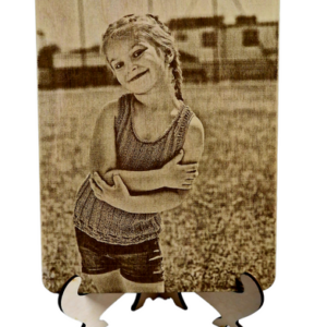 portret grawerowany w drewnie